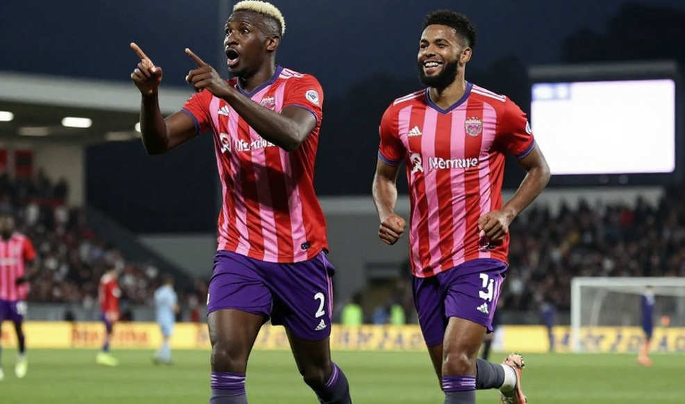 গোলপোস্টের উত্তরাধিকার: বায়ার্নের ২০২৭ পরিকল্পনায় দুই নাম, একটি অনিশ্চিত তাল